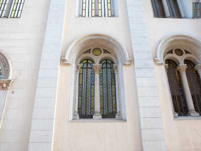 ...divise da fini colonnine su capitelli e chiuse da inferriate in ferro battuto